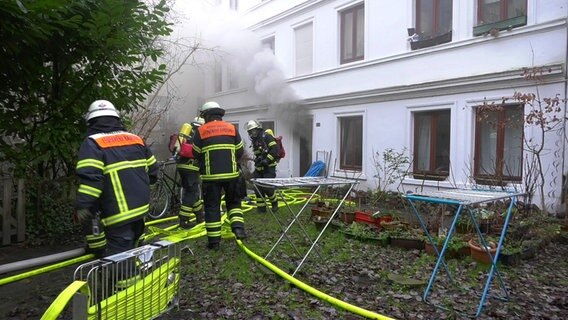 Die Feuerwehr steht im Hinterhof vor einem Mehrfamilienhaus in Eimsbüttel in dem es ein Feuer gab. © tvnewskontor 