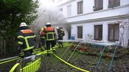 Die Feuerwehr steht im Hinterhof vor einem Mehrfamilienhaus in Eimsbüttel in dem es ein Feuer gab. © tvnewskontor 