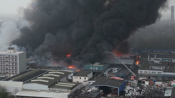 Ein Autohof in Rothenburgsort steht in Flammen © TVNK 