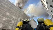 In der Hamburger Neustadt brennt der Dachstuhl eines Gebäudes. © Steven Hutchings/TNN/dpa 