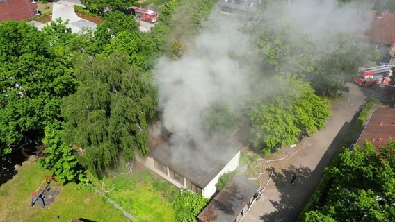 Aus einem brennenden Haus in Hamburg-Hausbruch steigt eine Rauchwolke auf. © HamburgNews 
