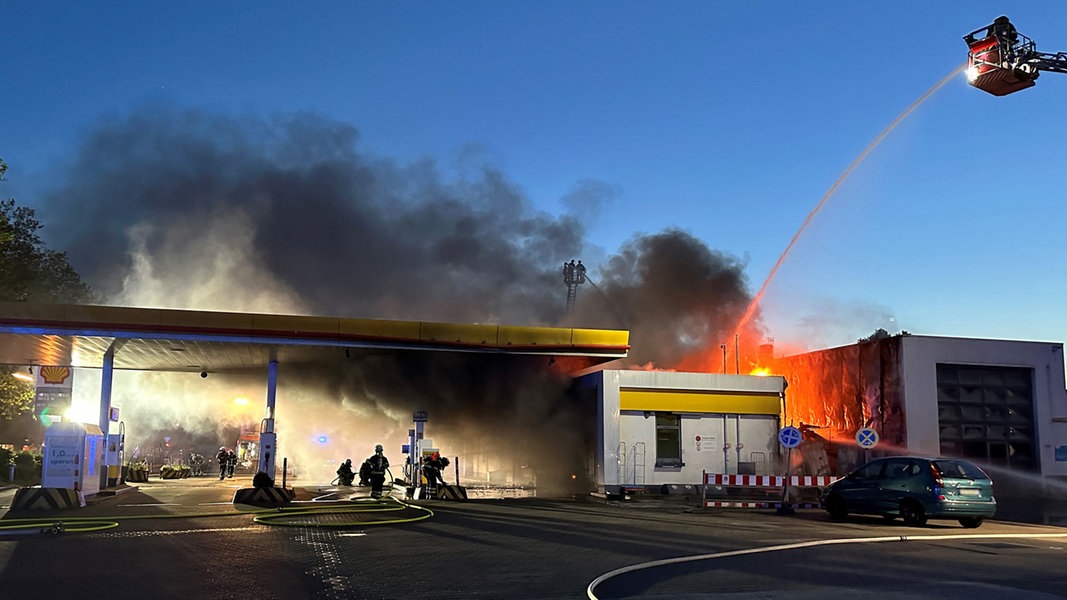 Löscharbeiten an einer brennenden Tankstelle in Hamburg-Hammerbrook.