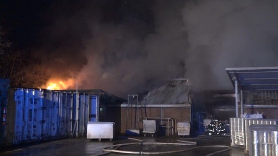 Die Feuerwehr löscht einen Brand in einem Gefahrstofflager. © TeleNewsNetwork - dpa Foto: Screenshot