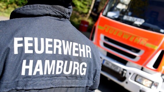 Ein Hamburg Feuerwehrmann und ein Fahrzeug der Feuerwehr. © picture alliance / dpa Foto: Daniel Bockwoldt
