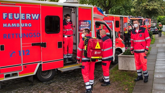 Rettungskräfte der Feuerwehr bei einem Einsatz in Hamburg. © picture alliance/dpa Foto: Daniel Bockwoldt