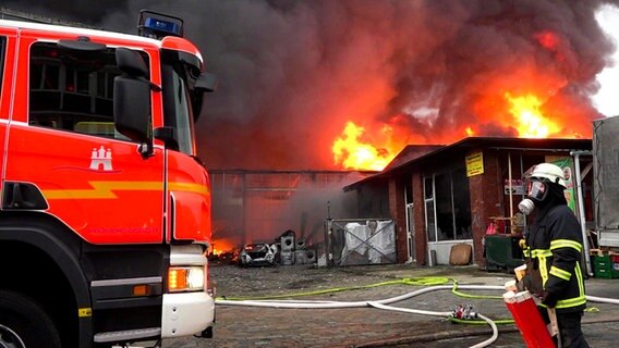 Ein Feuerwehrmann im Einsatz bei einem Großbrand in Hamburg. © picture alliance 