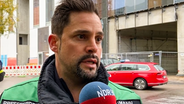 Philipp Baumann, Pressesprecher der Hamburger Feuerwehr, gibt ein Interview. © NDR 