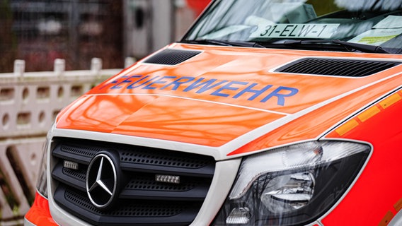 Ein Feuerwehrauto mit der Aufschrift "Feuerwehr". © picture alliance Foto: Marcel von Fehrn
