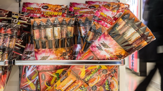 Feuerwekrsraketen liegen in einem Kaufhaus zum Verkauf bereit. © dpa-Bildfunk Foto: Lino Mirgeler