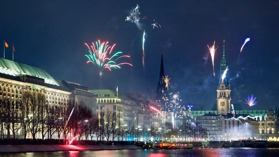Blick auf ein Silvesterfeuerwerk in der Hamburger Innenstadt. © picture alliance / imageBROKER | Foto: A. Sommer