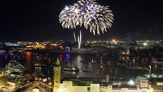 Feuerwerk beim Hamburger Hafengeburtstag © dpa Foto: Malte Christians