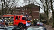 Ein Fahrzeug der Feuerwehr steht vor dem Wohnhaus in Winterhude. © NDR Foto: Finn Kessler