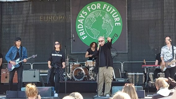 Herbert Grönemeyer bei einer Fridays for Future Demo in Hamburg. © NDR Foto: Screenshot