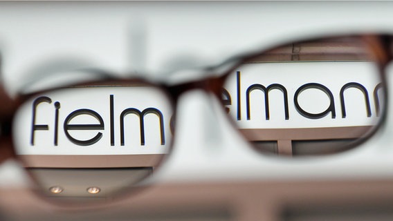 Ein Fielmann-Brillengeschäft durch eine Brille gesehen. © picture alliance / dpa Foto: Malte Christians
