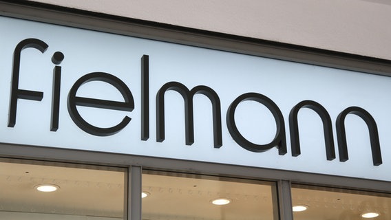 Der Schriftzug Fielmann steht über dem Eingang eines Geschäfts der Optikerkette. © picture alliance / Eibner-Pressefoto Foto: Fleig