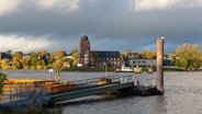 Blick auf die Elbe mit Fähranleger und Lotsenhaus in Hamburg-Finkenwerder © picture alliance / CHROMORANGE | Martin Schroeder Foto: CHROMORANGE | Martin Schroeder