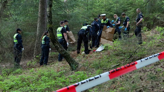 Nach einem Knochenfund suchen Polizisten ein Gebiet in der Fischbeker Heide ab. © picture alliance/dpa/NEWS5 Foto: Sebastian Peters