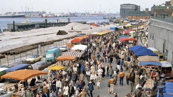 Blick auf den Fischmarkt am Hamburger Hafen © picture alliance/United Archives Foto: United Archives / kpa