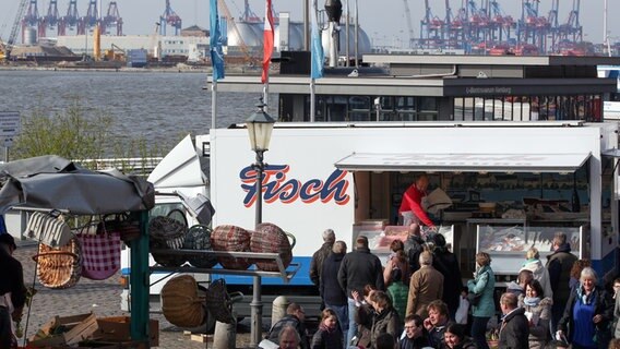 Besucher laufen über den Fischmarkt in Hamburg.  Foto: Bodo Marks