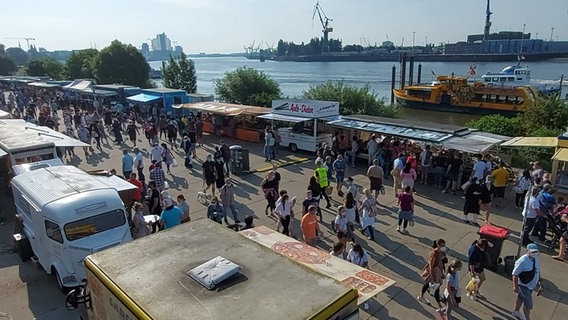 Der Fischmarkt in Hamburg hat wieder offen. © NDR Foto: Screenshot