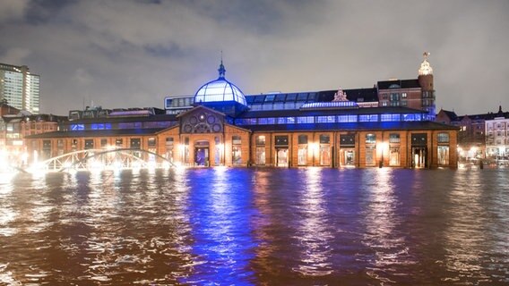 Der Fischmarkt mit der Fischauktionshalle ist während einer Sturmflut in Hamburg überschwemmt. © picture alliance / dpa Foto: Daniel Bockwoldt