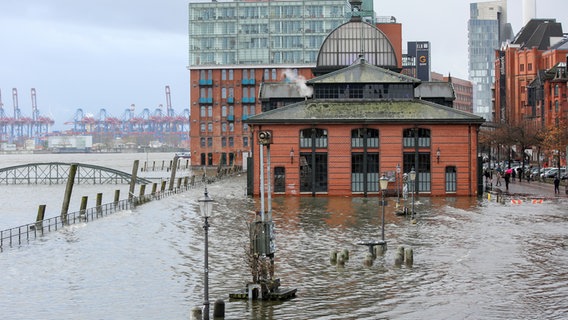 Das Wasser der Elbe wird bei einer Sturmflut auf den Hamburger Fischmarkt gedrückt. © picture alliance / dpa Foto: Bodo Marks