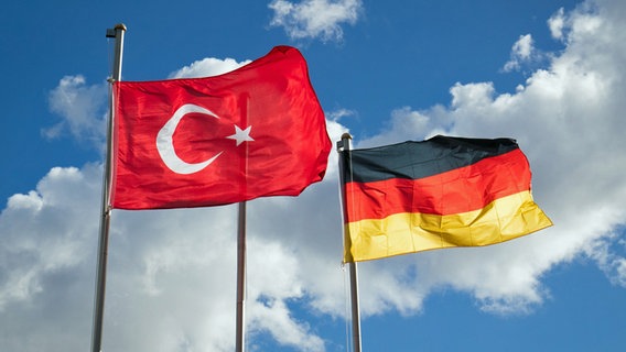 Die deutsche und die türkische Flagge sind in Hamburg an Fahnenmasten vor der DITIB Merkez Mescid-i Aksa Moschee zu sehen. © dpa Foto: Christian Charisius