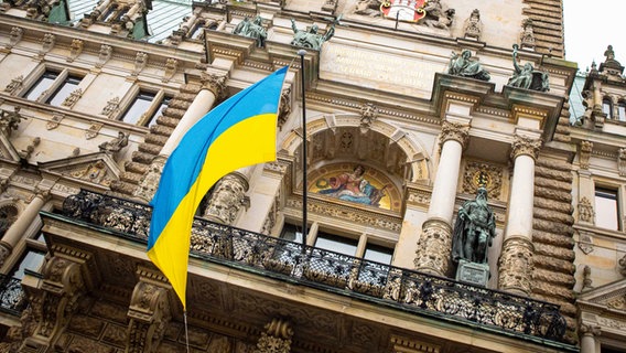 Die ukrainische Flagge hängt am Hamburger Rathaus  