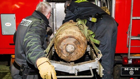 Mitarbeiter des Kampfmittelräumdienstes haben eine Fliegerbombe in Hamburg-Eppendorf entschärft. © dpa-Bildfunk Foto: Bodo Marks