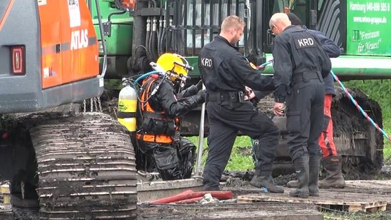 Der Kampfmittelräumdienst am Fundort einer Fliegerbombe. © TV Newskontor / DSLR News Foto: Screenshot