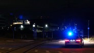 Ein Streifenwagen sperrt am Abend die Zufahrt zum Cruise Center Steinwerder. © TeleNewsNetwork 