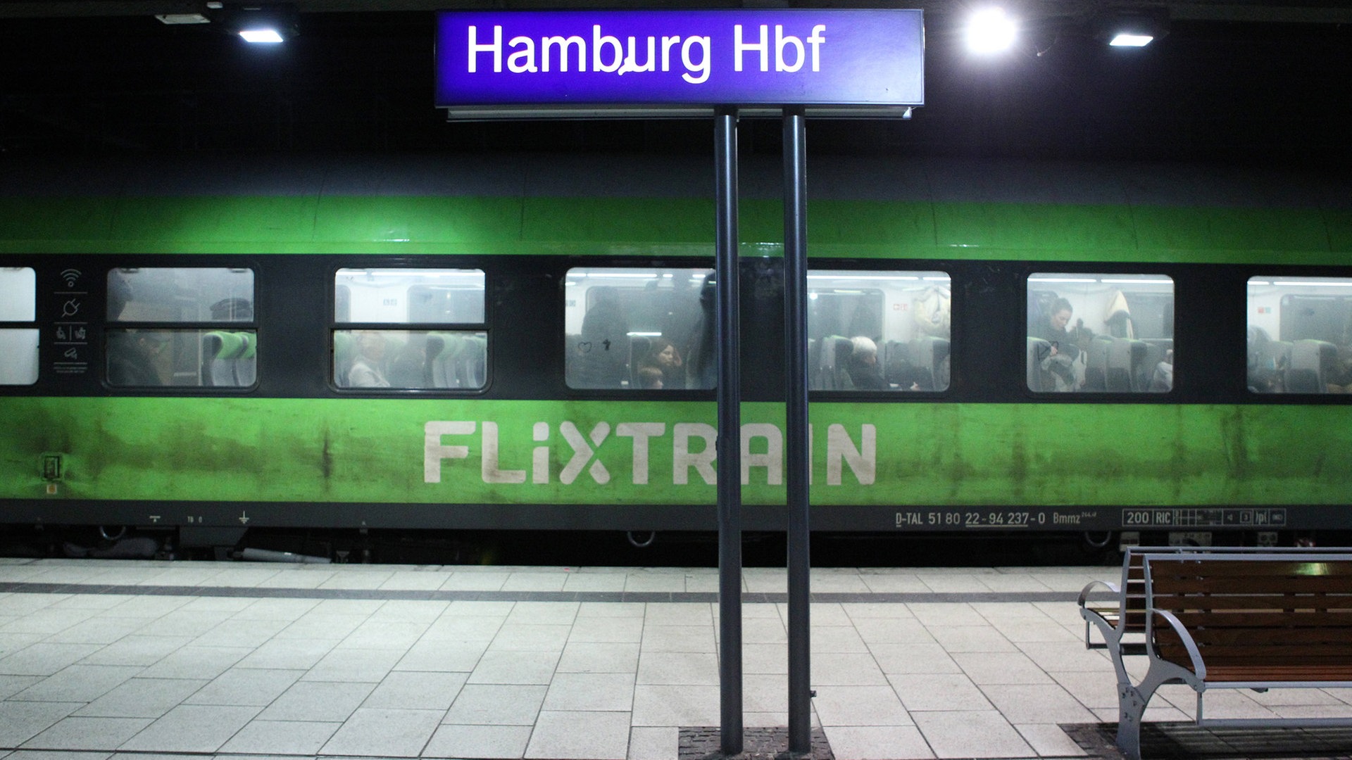 Mann springt auf abfahrenden Zug am Hamburger Hauptbahnhof
