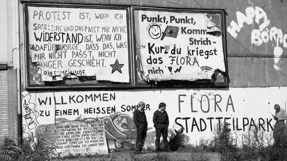Szene am Flora-Gebäude am Schulterblatt Ende der 80er-Jahre. © panfoto Foto: Günter Zint