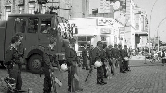 Polizisten Ende der 80er-Jahre am Schulterblatt. © panfoto Foto: Günter Zint
