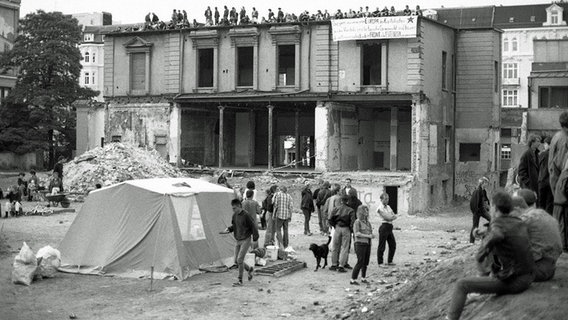 Das Flora-Gebäude am Schulterblatt Ende der 80er-Jahre. © panfoto Foto: Günter Zint