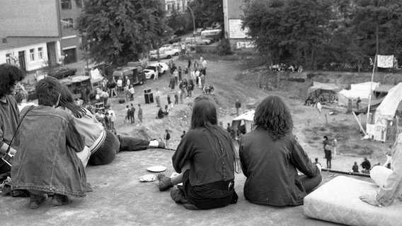 Menschen auf dem Dach des Flora-Gebäudes am Schulterblatt Ende der 80er-Jahre. © panfoto Foto: Günter Zint