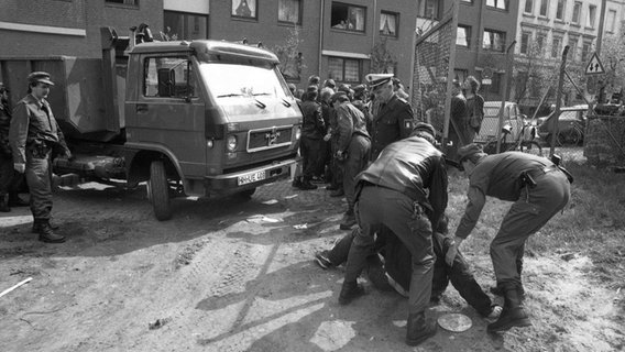 Festnahme im Schanzenviertel Ende der 80er-Jahre. © panfoto Foto: Günter Zint