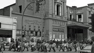 Polizisten Ende der 80er-Jahre vor dem Flora-Gebäude am Schulterblatt. © panfoto Foto: Günter Zint