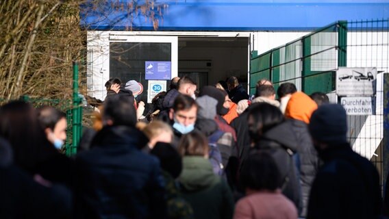 Ukrainische Flüchtlinge steht Schlange am Ankunftszentrum in Rahlstedt. © picture alliance/dpa | Jonas Walzberg Foto: Jonas Walzberg