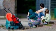 Flüchtlinge sitzen in Hamburg auf Treppenstufen. © picture allaince / dpa Foto: Daniel Bockwoldt