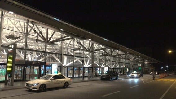 Mehrere PKW stehen vor einem Terminal des Hamburger Flughafens. © TNN Foto: Screenshot