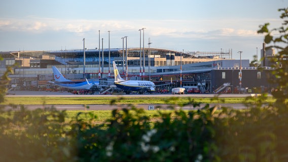 Zwei Flugzeuge stehen vor einem Terminal des Hamburger Flughafens. © dpa Foto: Jonas Walzberg