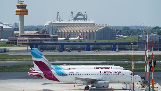 Passagierflugzeuge der Fluggesellschaft Eurowings stehen auf dem Hamburger Flughafen. © picture alliance / dpa Foto: Marcus Brandt