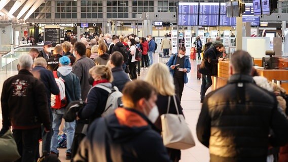 Reisende stehen in einer langen Schlange in Terminal 1 am Flughafen vor der Sicherheitskontrolle an. © picture alliance/dpa | Christian Charisius Foto: Christian Charisius