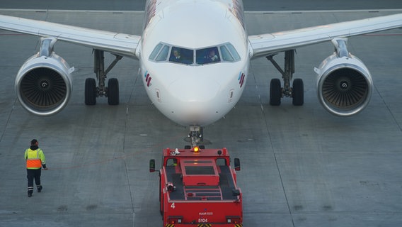 Ein Passagierflugzeug verlässt das Abfluggate am Flughafen Hamburg Airport. © picture alliance / dpa Foto: Marcus Brandt