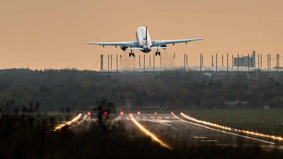 A plane takes off at Hamburg Airport.  © Image Coalition/dpa Photo: Daniel Reinhardt