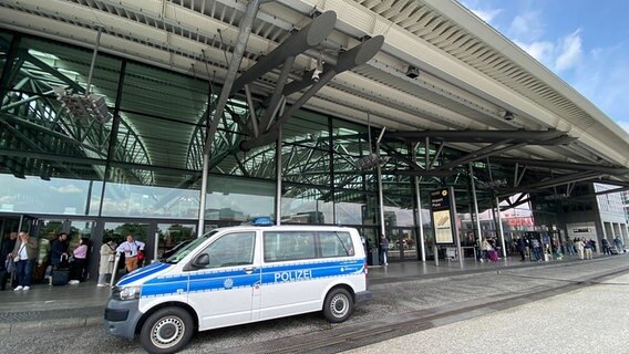 Ein Polizeiauto steht vor dem Hamburger Flughafen. © picture alliance/dpa Foto: Marcus Brandt