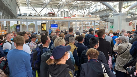 Zahlreiche Passagiere warten vor der Sicherheitskontrolle am Hamburger Flughafen. © picture alliance / dpa Foto: Marcus Brandt