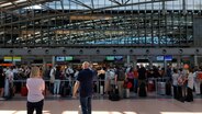 Viele Personen befinden sich in einem Terminal des Hamburger Flughafens. © NDR 