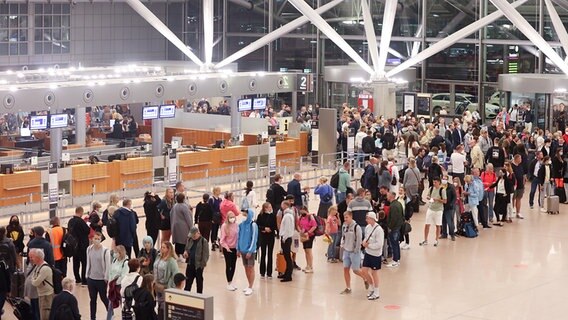 Viel Betrieb zum Start der Sommerferien am Hamburger Flughafen. © picture alliance/dpa Foto: Bodo Marks